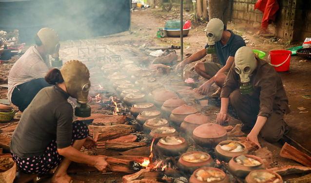 người dân Vũ Đại đeo mặt nạ để kho cá người dân Vũ Đại đeo mặt nạ để kho cá